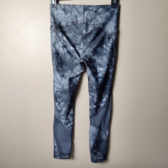 Under Armour Compression Heatgear Gray Abstract Cropped Leggings- Size S - Picture 3 of 8